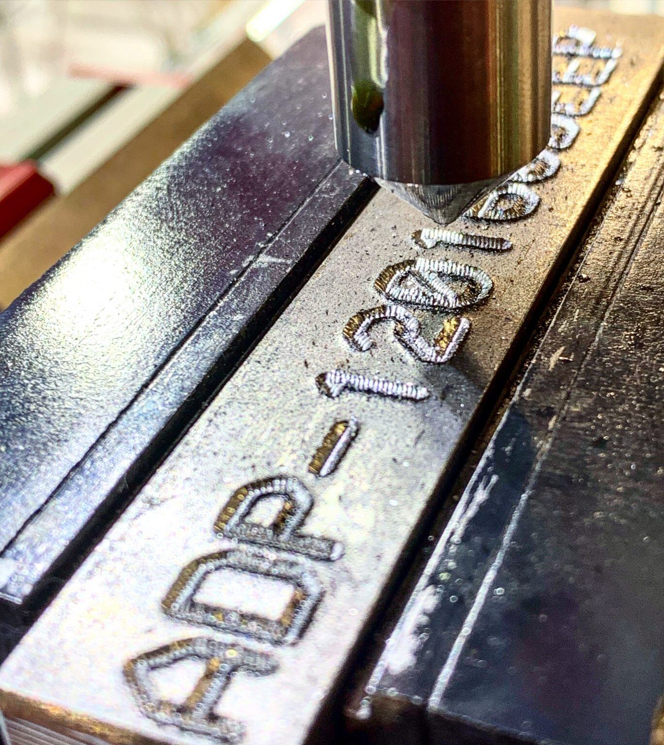 Automator_marking_dot_peen_marking_deep_marking_on_metal_bar_marcatura_profonda_marcatura_a_punti-1370x1536