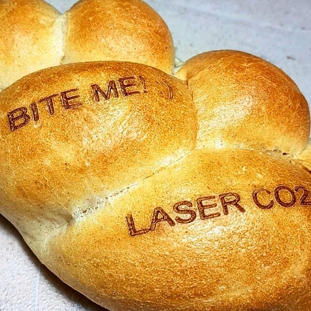 Automator_marking_laser_marking_on_food_bread_marcatura_laser_su_alimentari